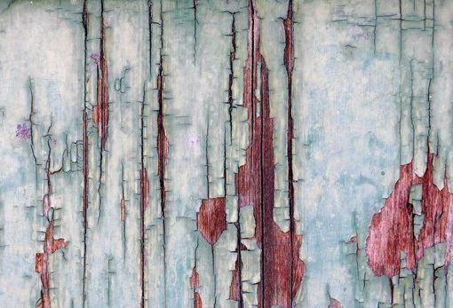 Imagen conceptual de una superficie de madera con pintura descascarillada de la estética japonesa "Wabi-Sabi".
