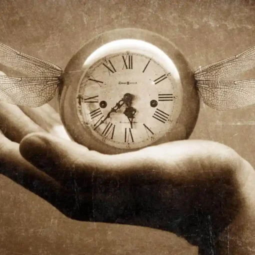 Mano sosteniendo un reloj con alas