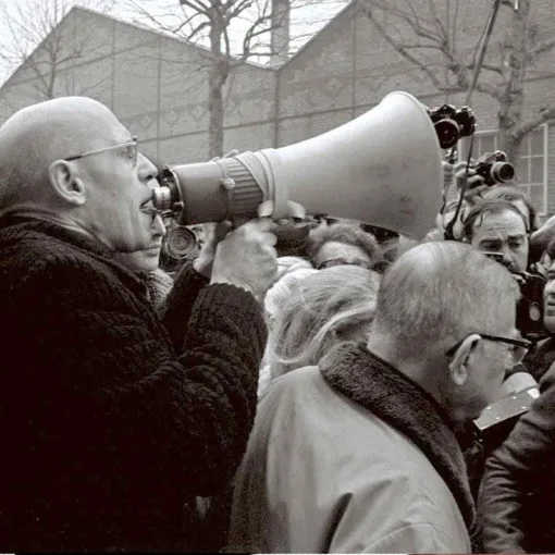 Michel Foucault durante una manifestación