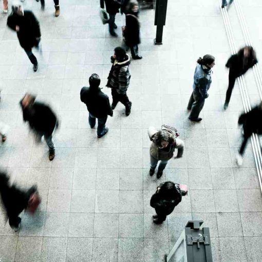 Enunciados contrafácticos Personas caminando vistas desde arriba