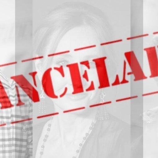 Tres personas de fondo sobre un cartel con la palabra cancelado