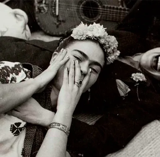 Retrato de Frida Kahlo, y la fotógrafa italiana Tina Modotti