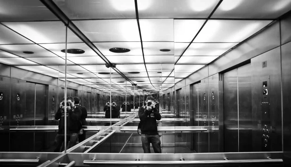 Efecto de espejos infinitos dentro de un ascensor