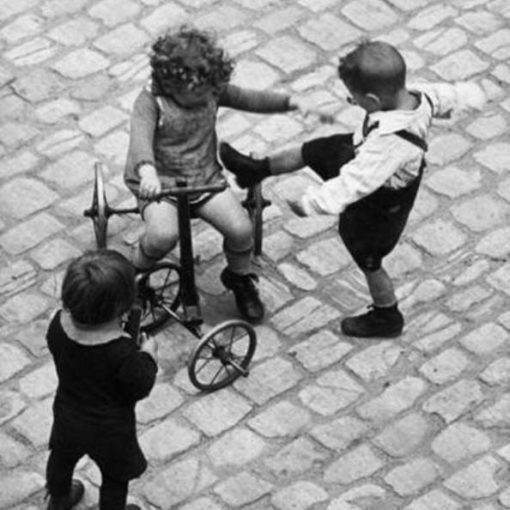 Retrato de tres niños en la calle