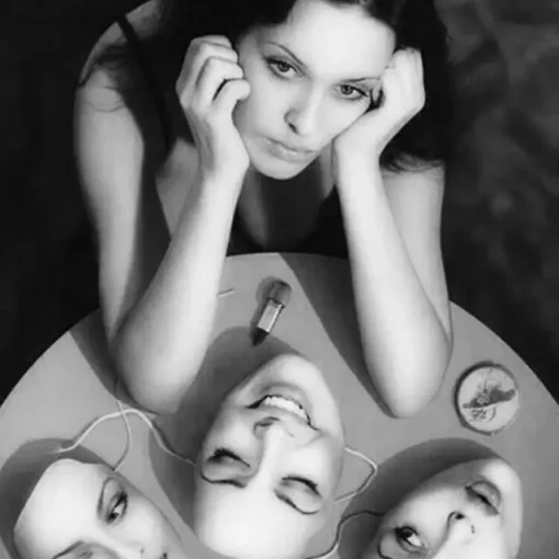 Una mujer y tres máscaras