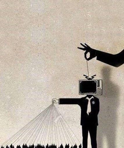 Hombre marioneta como crítica al consumismo y los medios de comunicación