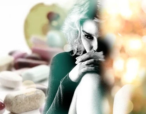 Mujer sentada rodeada de psicofármacos, imagen sobre medicalización del malestar
