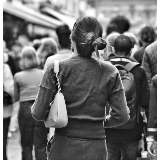 Mujer sola en medio de una multitud