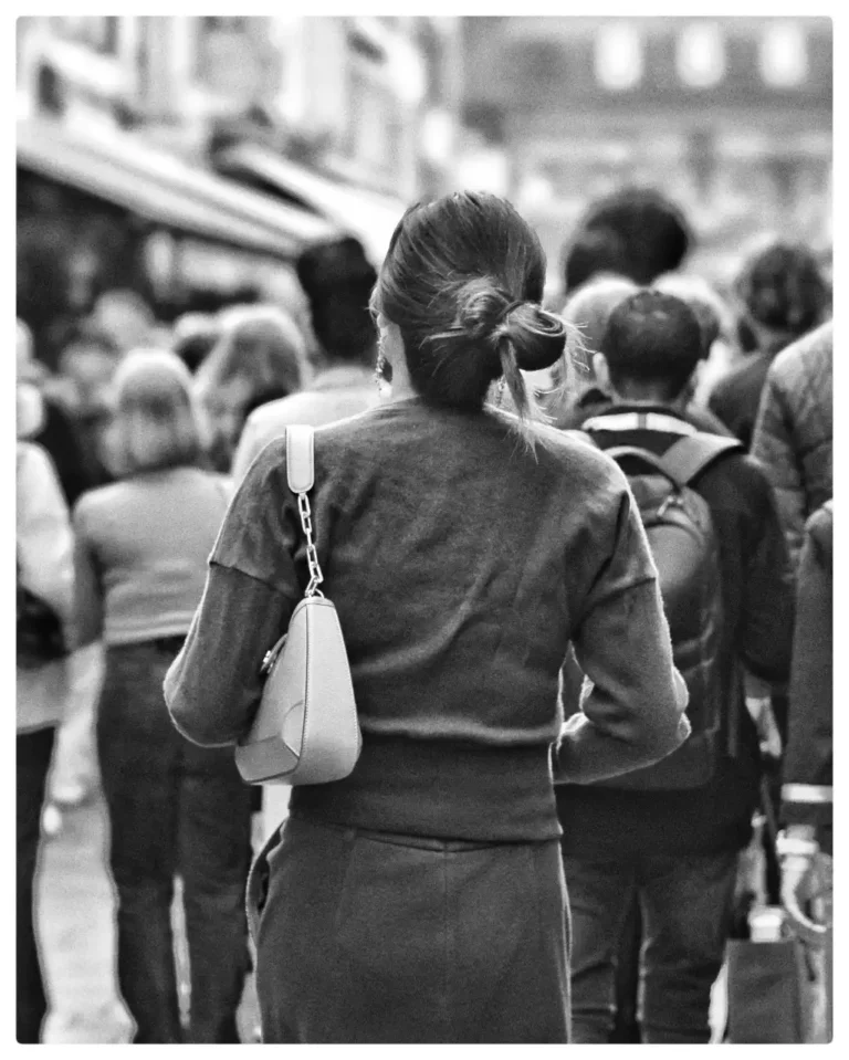 Mujer sola en medio de una multitud