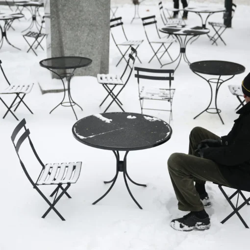 Hombre solo en una terraza nevada: