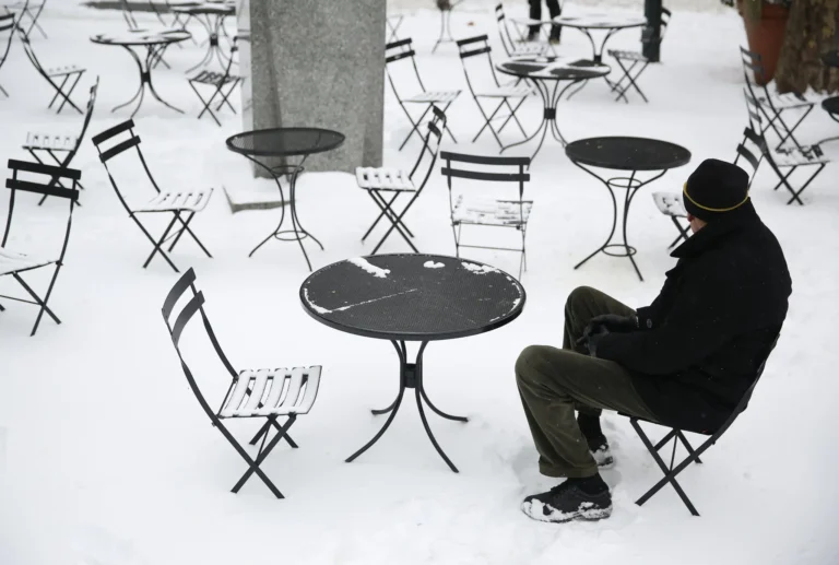 Hombre solo en una terraza nevada: